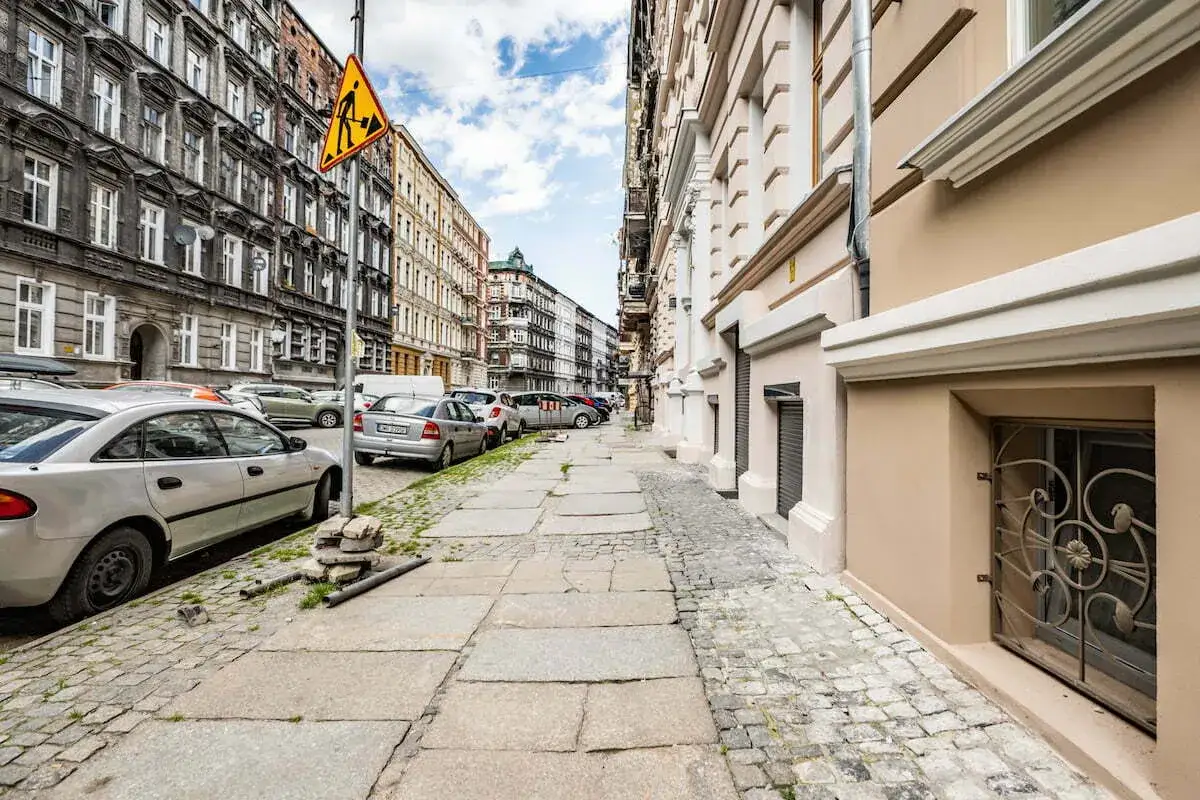 Mieszkanie w oficynie: wady, zalety, inwestycja. Czy to dla Ciebie?