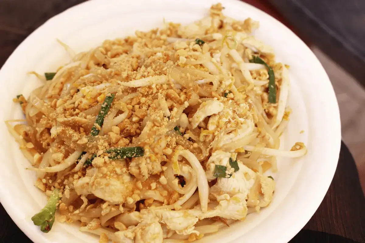 Pyszny pad thai z kurczakiem, kiełkami i orzeszkami. Idealny przepis, jak zrobic pad thai w domu.