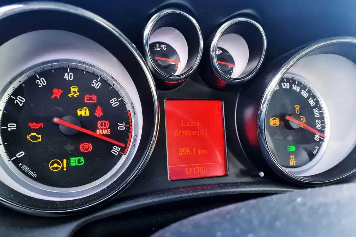 Kontrolka w samochodzie: Co oznacza jej kolor? Działaj mądrze!