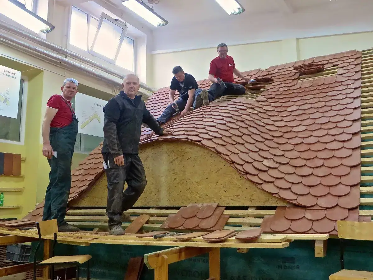 Kto kładzie dachówki? Kluczowe zawody w budownictwie i ich rola