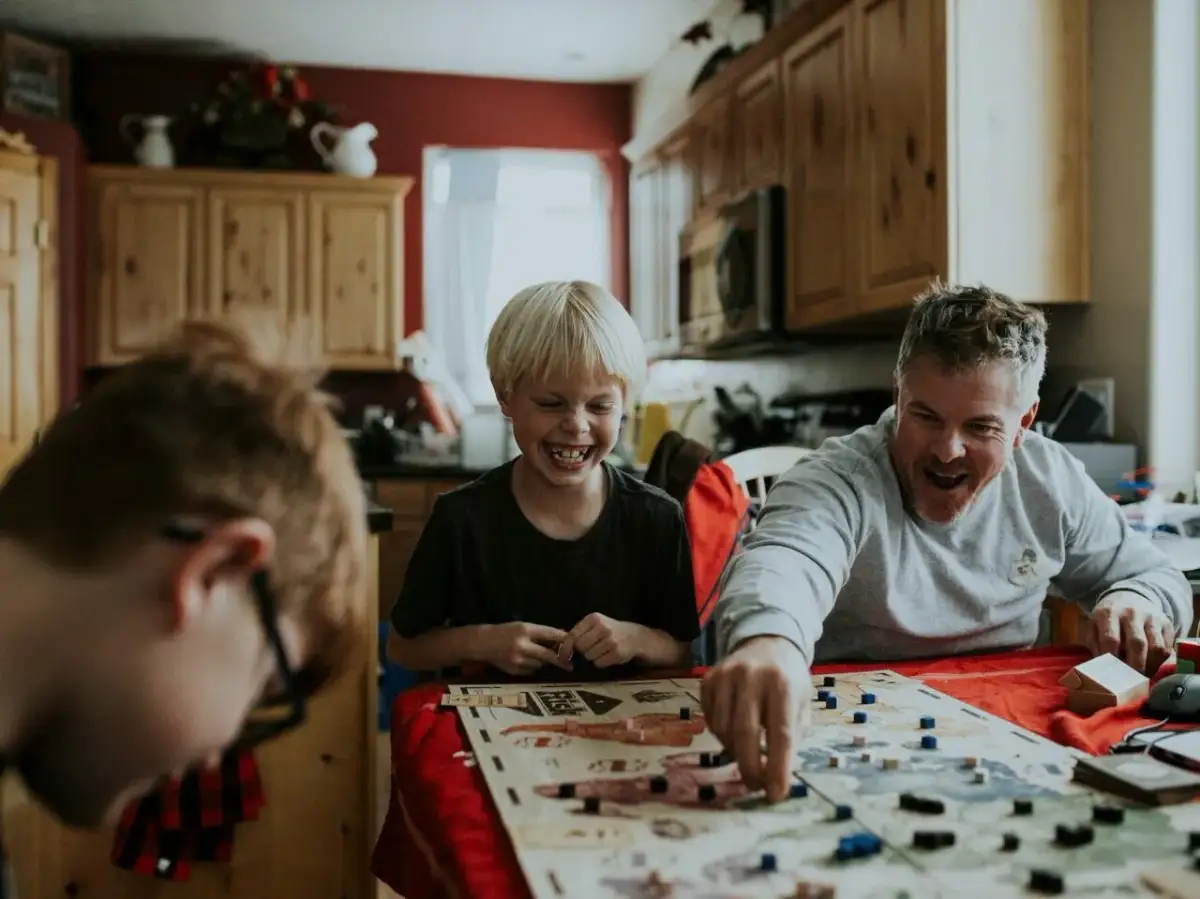 Rodzinne gry planszowe dla dorosłych, które zbliżają do siebie rodzinę