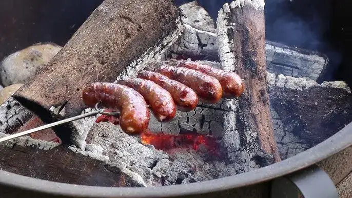 Idealna kiełbasa z ogniska: Wybierz, upiecz i podaj jak mistrz
