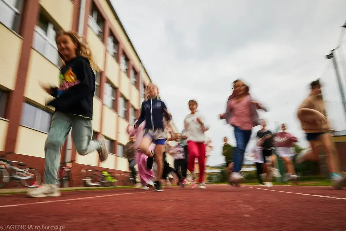 Ile szkół w Polsce uczy zdalnie? Aktualne dane i powody 2026