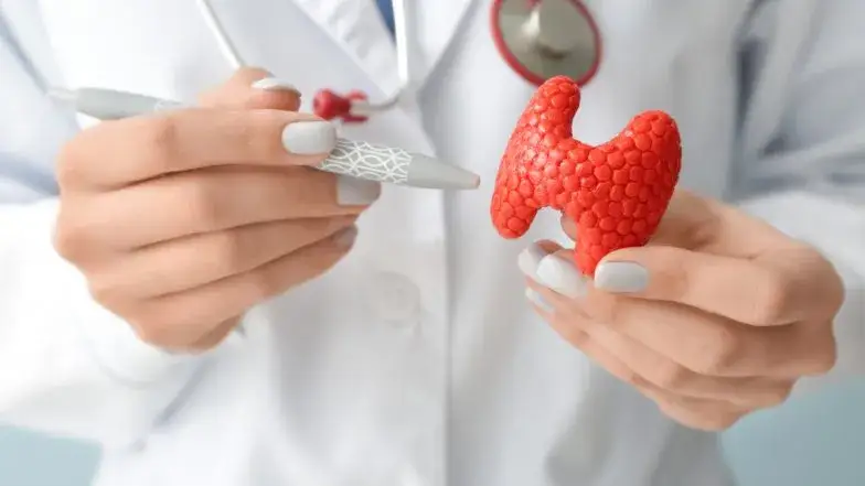 Jakie leki na przeziębienie przy nadczynności tarczycy są bezpieczne?