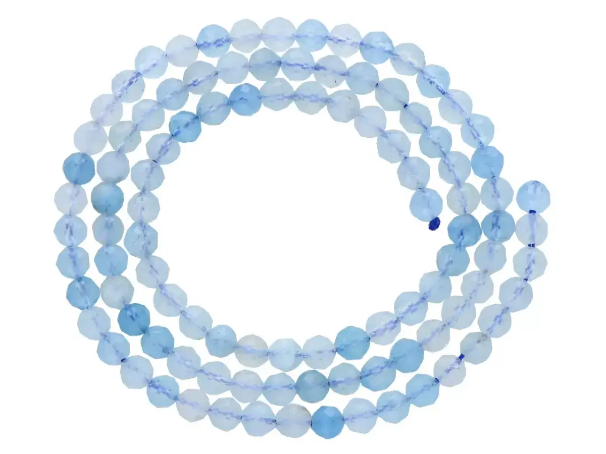 Trzy sznury fasetowanych, jasnoniebieskich kamieni na białym tle.
