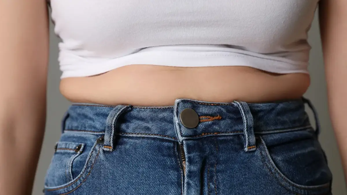 Jak suszyć jeansy w suszarce? Bezpieczne sposoby, by nie skurczyły się