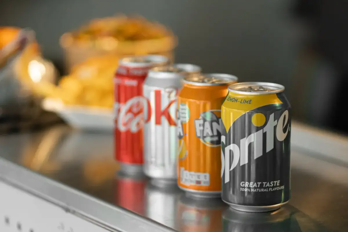 Cztery puszki napojów: Coca-Cola, Sprite, Fanta i kolejna. Idealne na orzeźwienie, gdy szukasz czegoś zero kaloryczne.