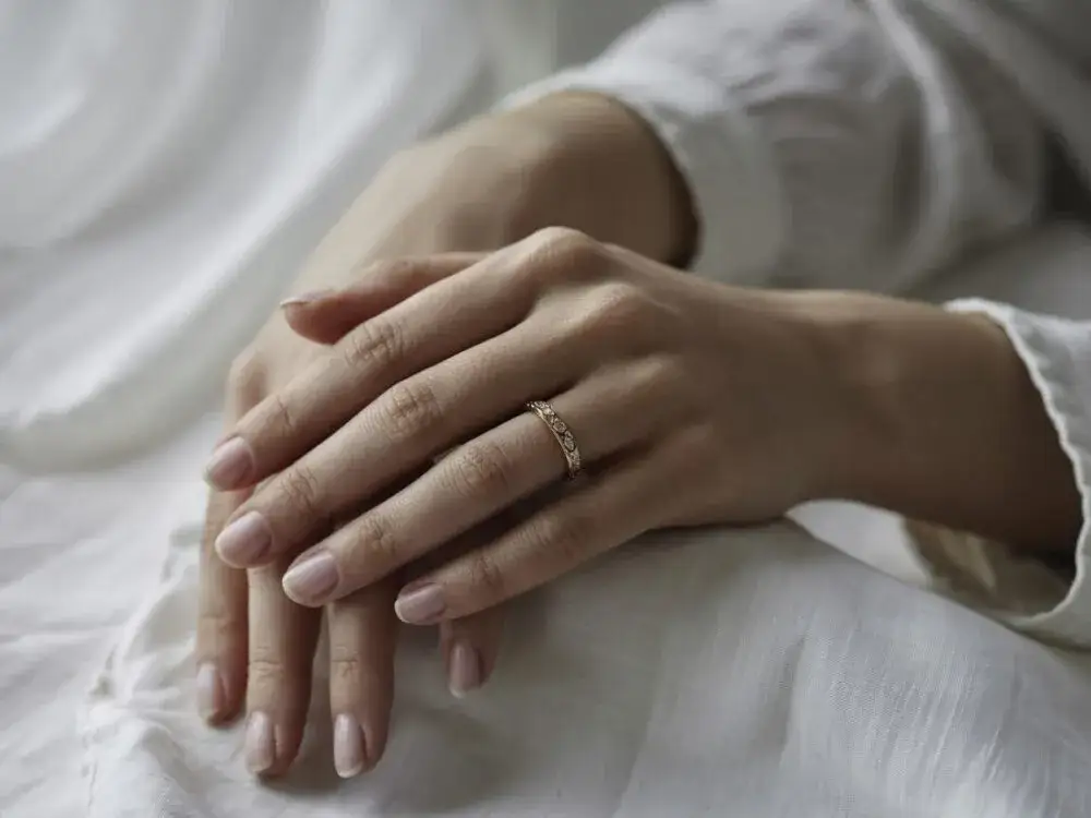 Obrączka na którym palcu w Polsce? Tradycja i wyjątki