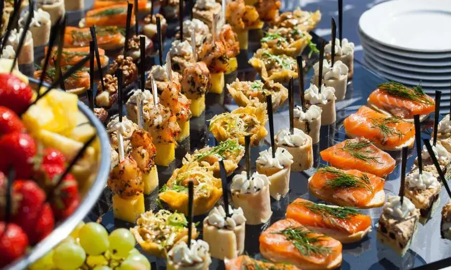 Co to jest catering? Kompletny przewodnik po usługach i typach