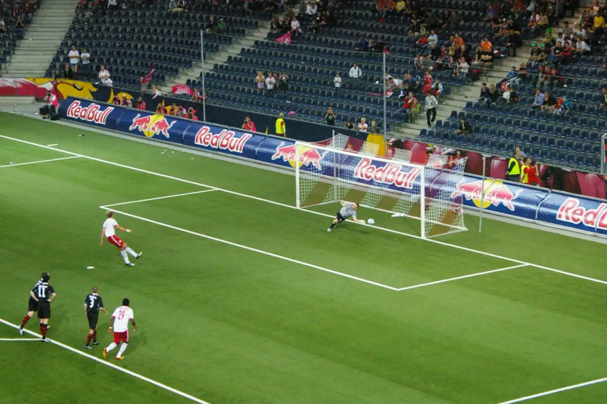 Karny w piłce nożnej: zasady, błędy, VAR. Opanuj reguły gry!