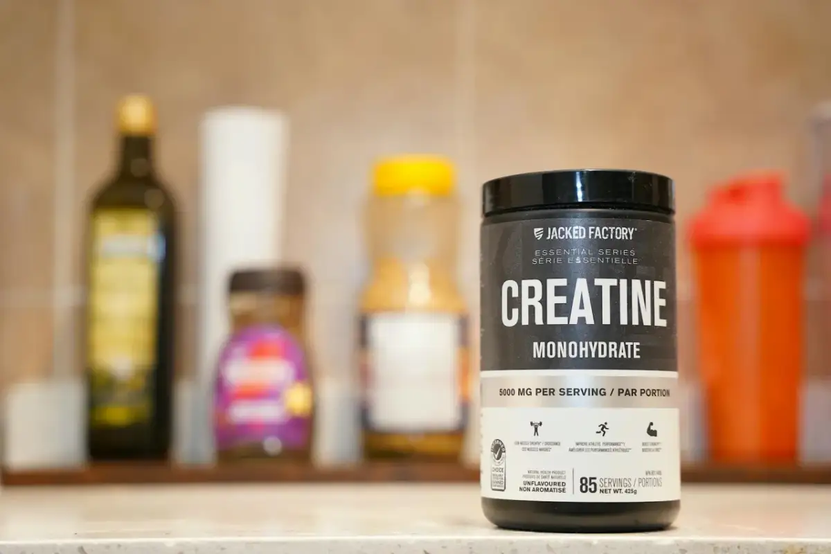 Pojemnik kreatyny Jacked Factory. Zastanawiasz się, ile kreatyny dziennie jest optymalne? Ten produkt zawiera 5000 mg na porcję.