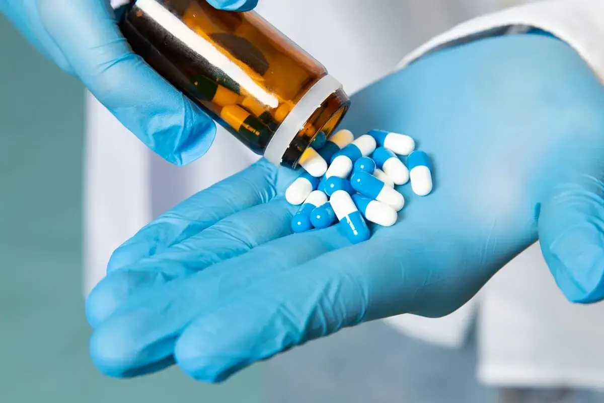 Antybiotyki w stomatologii: kiedy są potrzebne, a kiedy szkodzą?