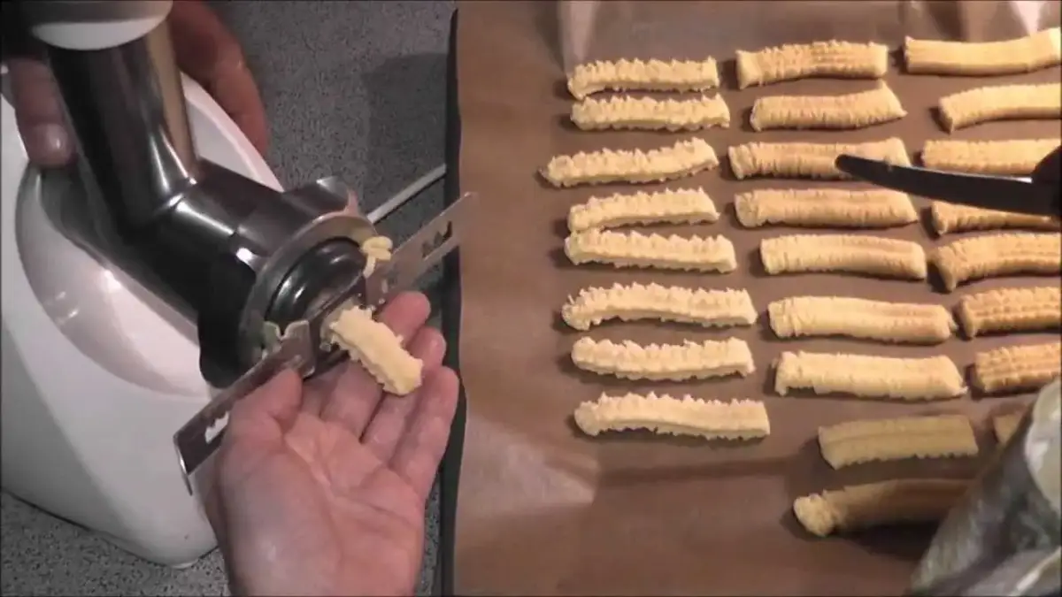 Jak założyć końcówkę do ciastek na maszynkę w prosty sposób