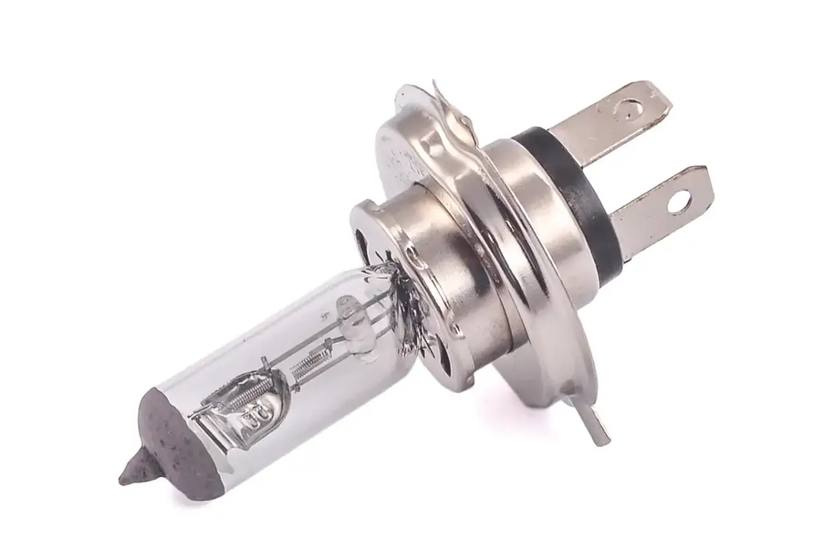 Żarówka H4 z metalową podstawą i dwoma bolcami do podłączenia.
