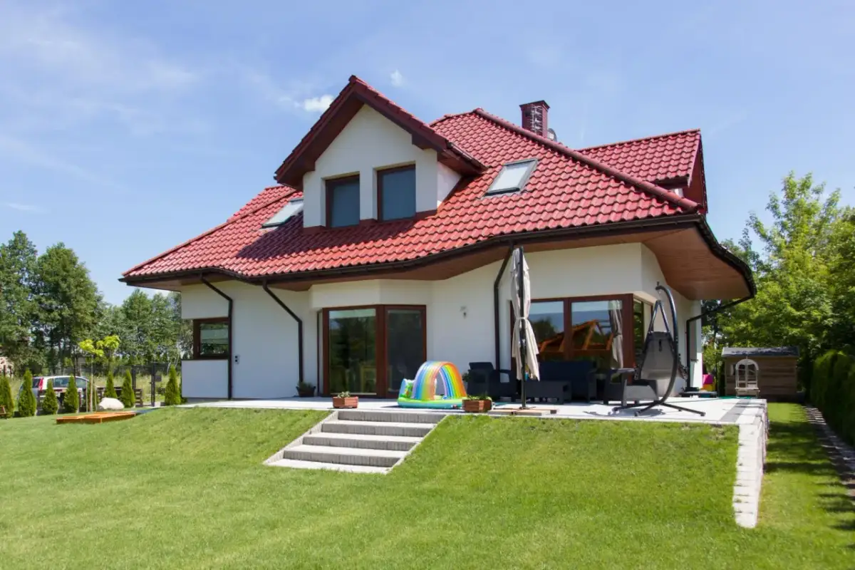 Jak wyrównać pochyłą działkę i uniknąć kosztownych błędów