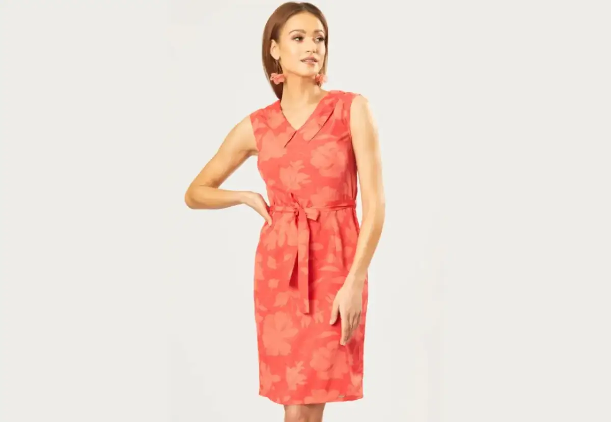 Długa sukienka na komunię: Jak wybrać idealną i nie popełnić błędu?