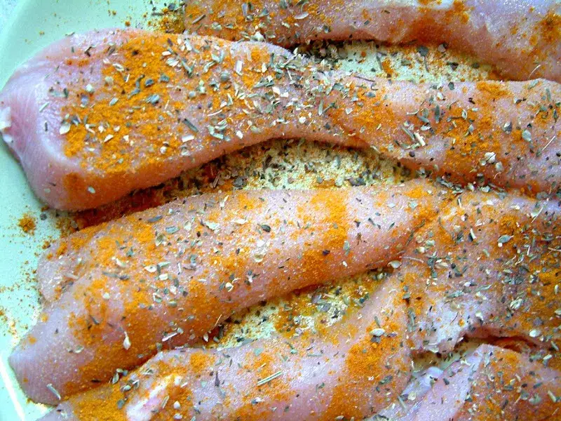 Jak długo piec pierś z kurczaka, aby była soczysta i idealna?