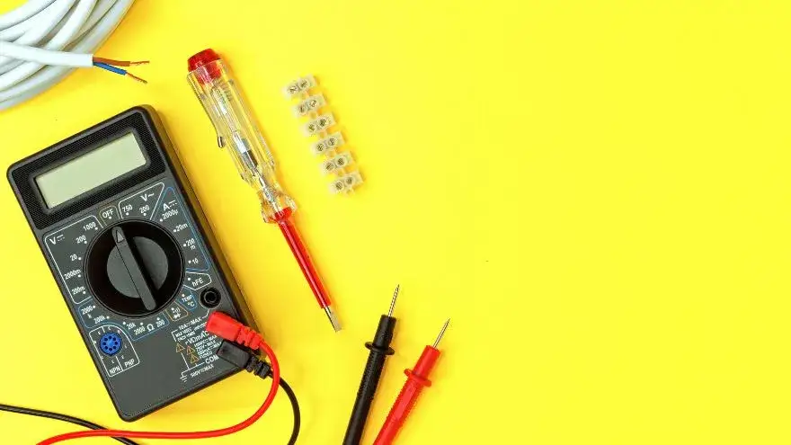 Jak podłączyć amperomierz do obwodu, aby uniknąć błędów i uszkodzeń