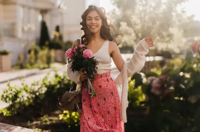 Jaką bluzkę wybrać do spódnicy w kwiaty, aby wyglądać stylowo?