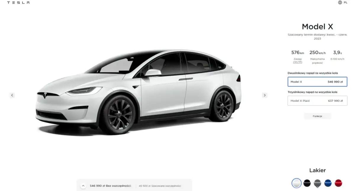 Biały Tesla Model X na białym tle, z widocznymi danymi technicznymi i ceną.