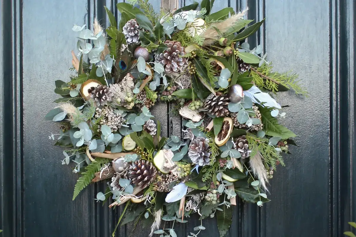 Jak zrobić wianek świąteczny na drzwi - proste kroki i pomysły