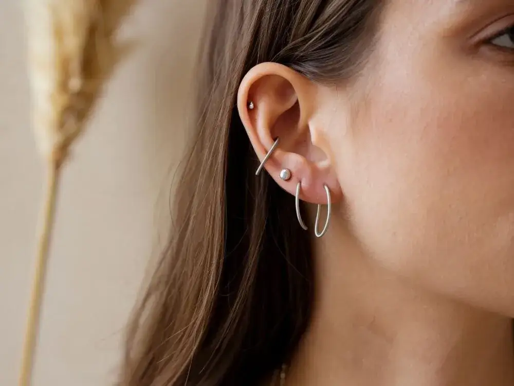 Ile goi się kolczyk w uchu? Poznaj czas i ważne wskazówki