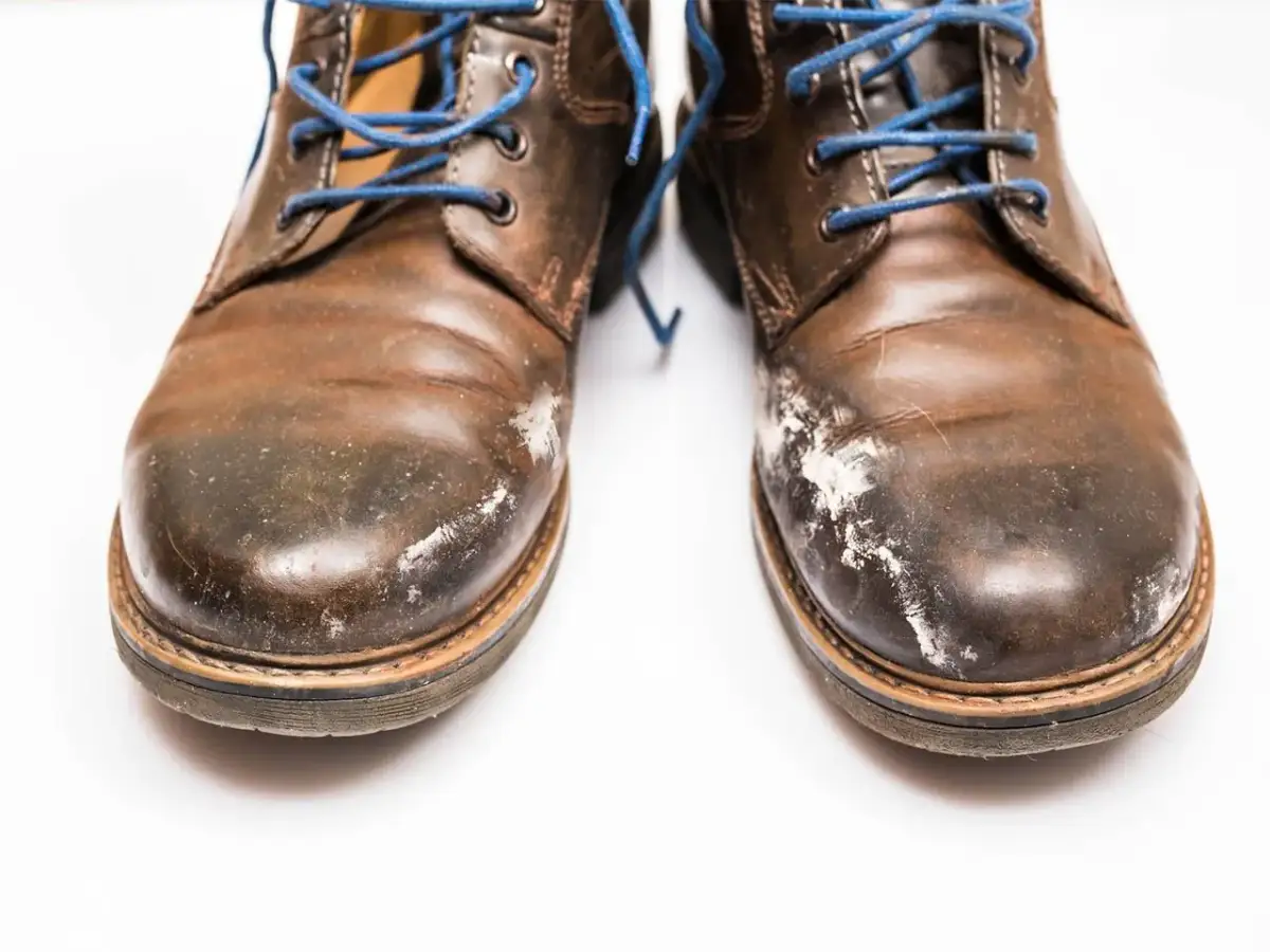 Białe plamy z soli na zamszu? Oczyść buty i chroń je na zimę!