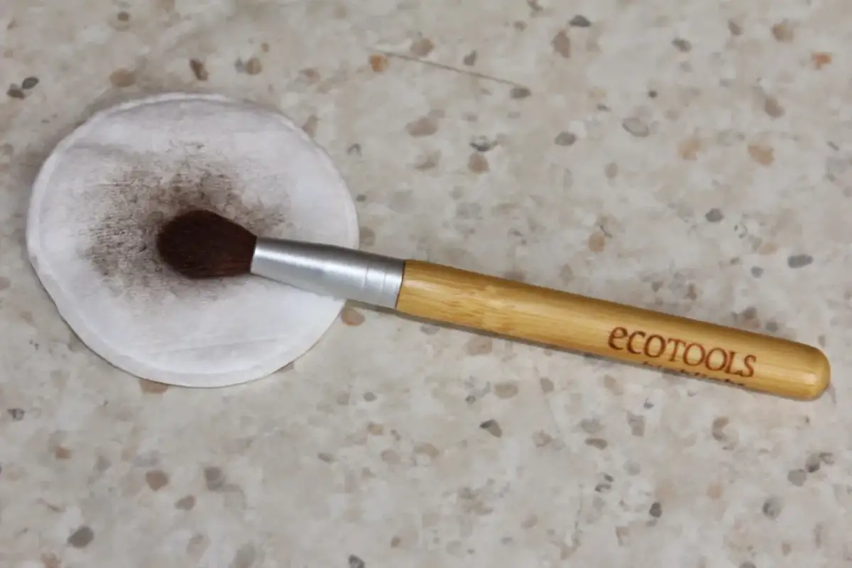 Czyste pędzle domowym sposobem: Sekret zdrowej cery i makijażu