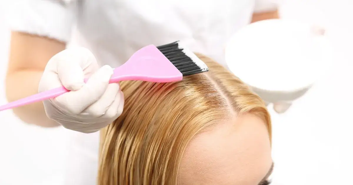 Jak farbować odrosty w domu bez błędów i z perfekcyjnym efektem