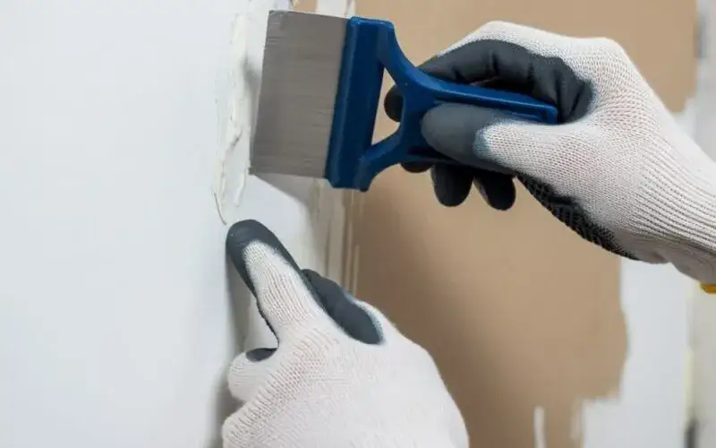 Usuwanie farby olejnej ze ścian: 3 metody i jak to zrobić dobrze?