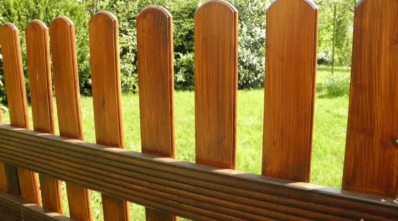 Płot lamelowy odporny na wiatr: Sprawdzone metody zabezpieczenia