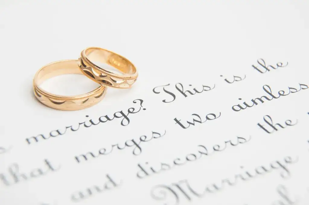 Grawer na obrączkach: Inspiracje i pomysły na spersonalizowanie symbolu miłości