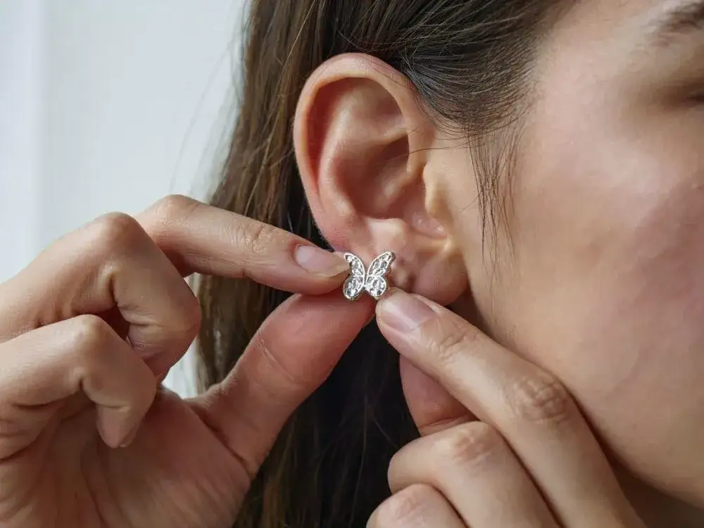 Jak bezpiecznie zdjąć kolczyk? Instrukcja krok po kroku