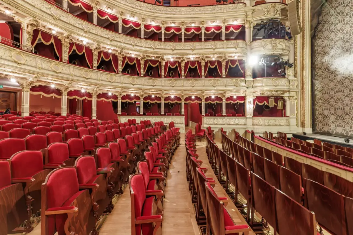 Jakie są teatry w Krakowie? Odkryj niezwykłe miejsca i repertuar