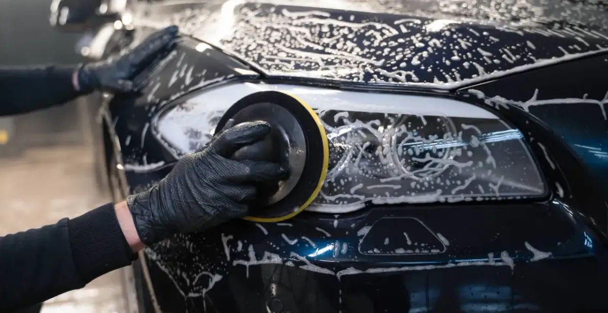 Rękawiczki i polerka pomagają zabezpieczyć lampy po polerowaniu, chroniąc je przed zarysowaniami i przywracając blask.