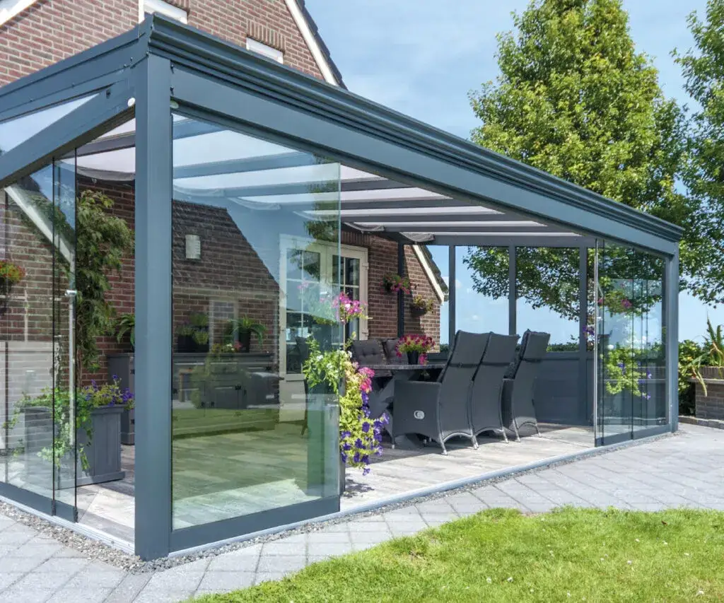 Poliwęglan czy PCV? Wybierz idealne zadaszenie tarasu i szklarni