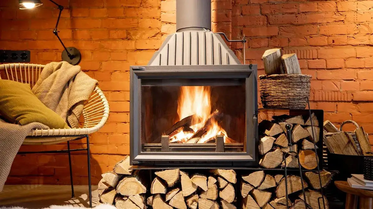 Jaki komin do kominka na drewno - wybierz bezpieczne rozwiązanie