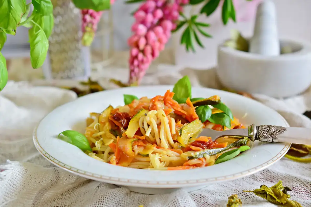 Szybki przepis na makaron spaghetti z warzywami, który zachwyci smakiem