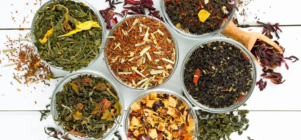 Ile kofeiny ma herbata owocowa? Zaskakujące fakty o jej składzie