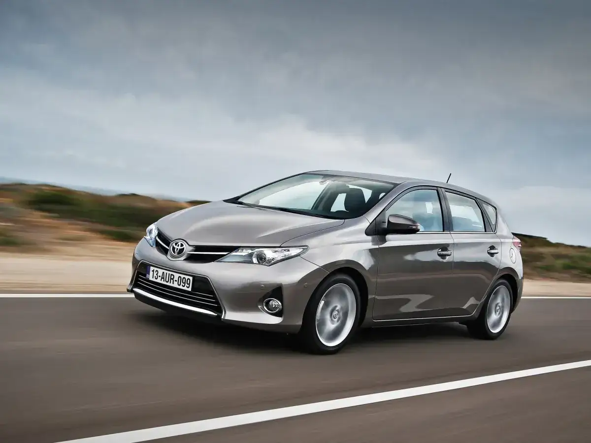 Toyota Auris Hybrid: Czy warto kupić używaną? Koszty, bateria, usterki