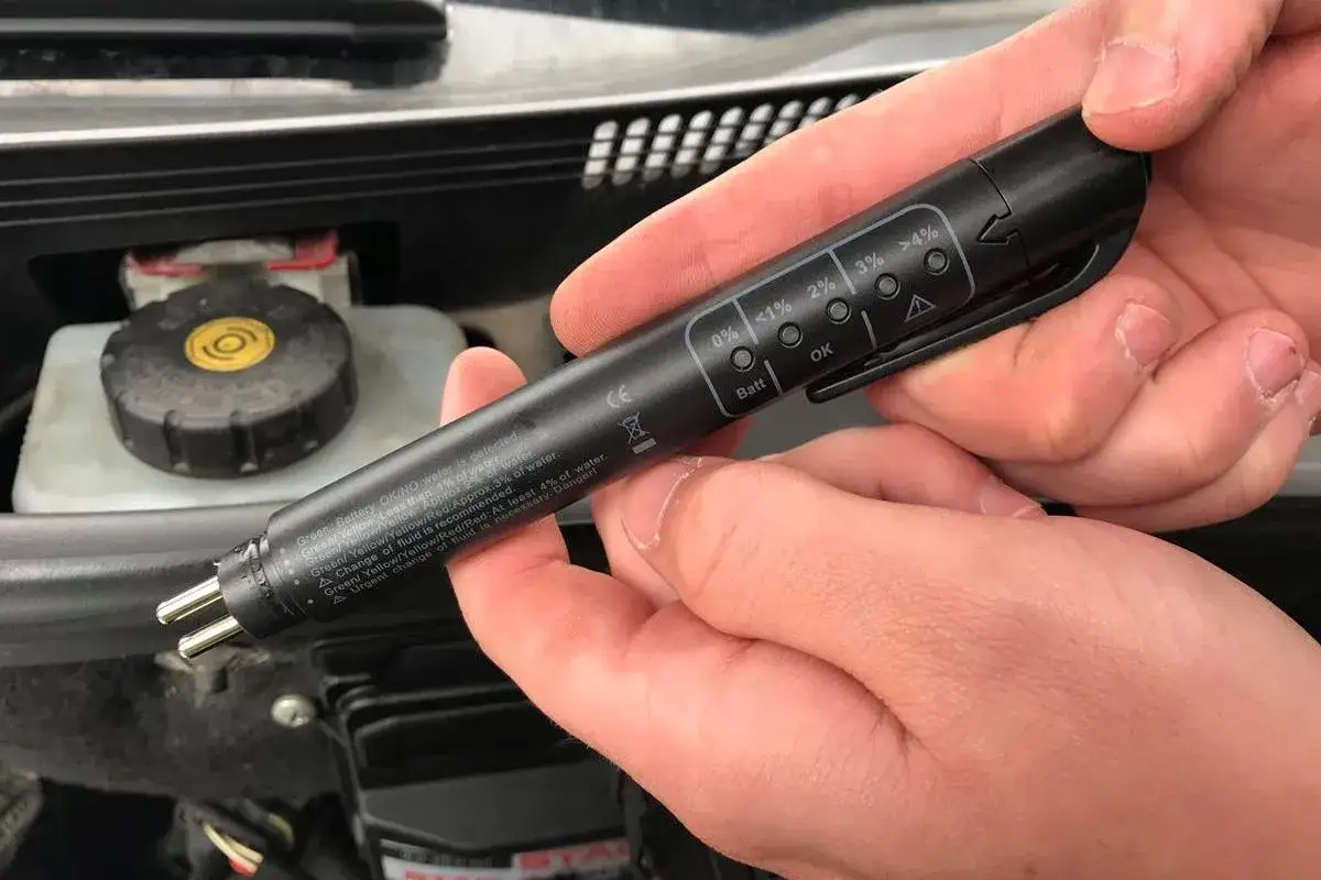 Zbiornik płynu hamulcowego BMW E60: Gdzie jest i jak go sprawdzić?