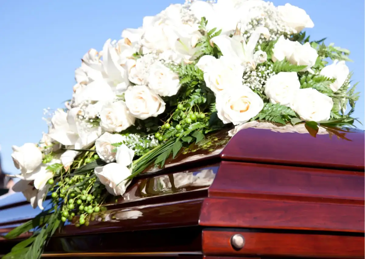 Ile kosztuje wieniec pogrzebowy? Ceny i symbolika kwiatów