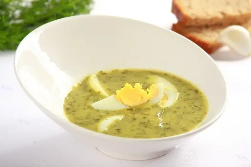 Jak zrobić zupę szczawiową ze świeżego szczawiu - łatwy przepis na smakowitą zupę