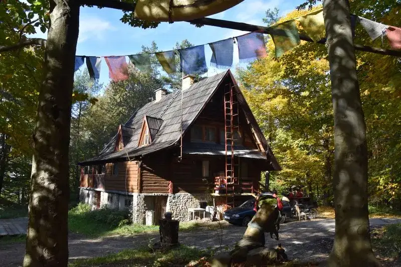 Bacówka PTTK w Bartnem: Planujesz wyjazd? Pełny przewodnik!