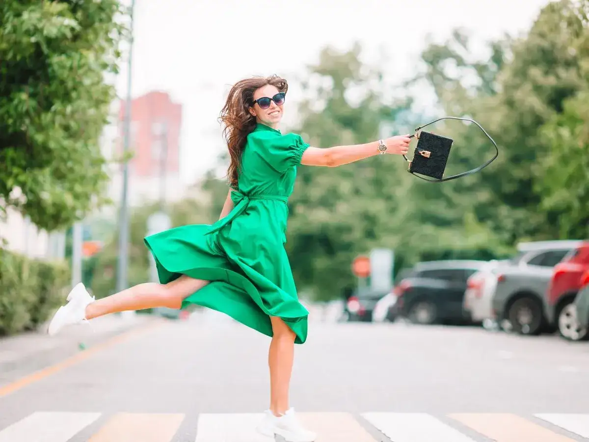 Buty i dodatki do zielonej sukienki: Rozwiej dylematy z forum!