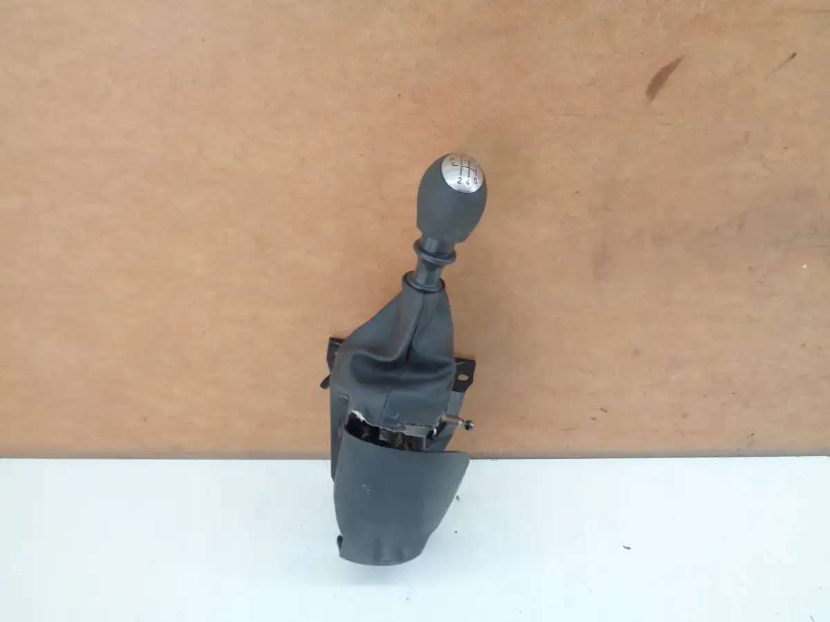 Vivaro: Gdzie lewarek? Szybko znajdź i zmień koło bezpiecznie!