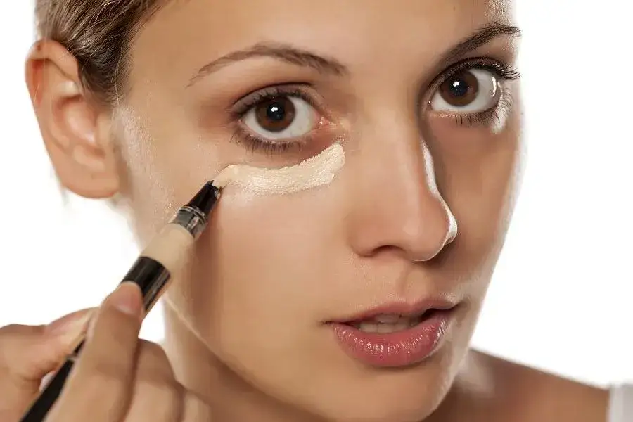 Korektor jaśniejszy czy ciemniejszy od podkładu – wybierz mądrze!