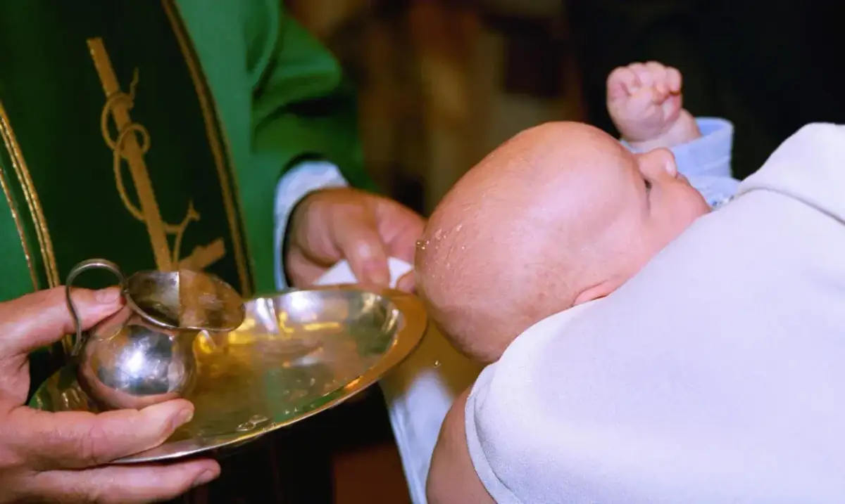 Ile dają na chrzciny? Odkryj typowe kwoty i zwyczaje prezentów