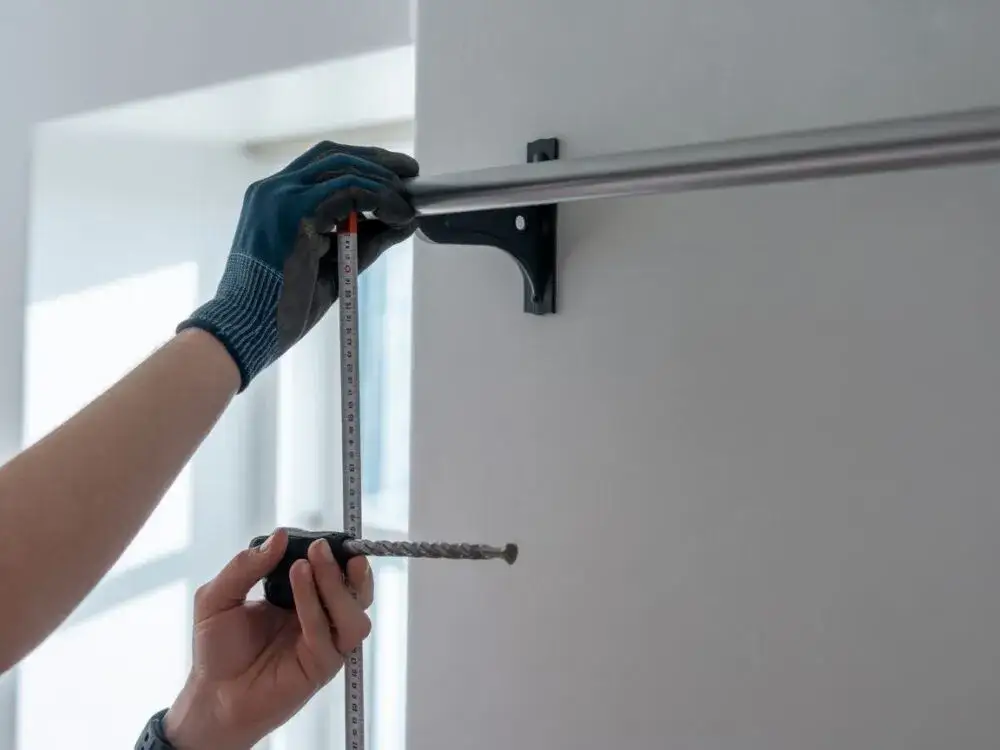 Jakie kółka do karnisza wybrać, aby uniknąć problemów z montażem?