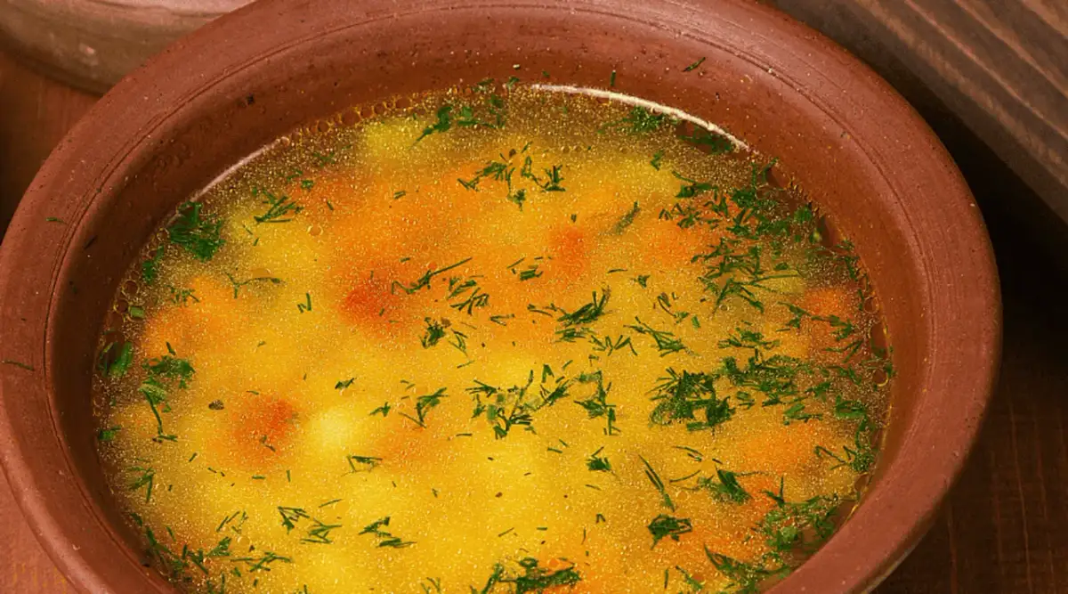 Jak zrobić zupę zacierkową? Sekret idealnych zacierek i wywaru